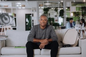 Profissional em ambiente corporativo representando confiabilidade em serviços gerenciados de TI.